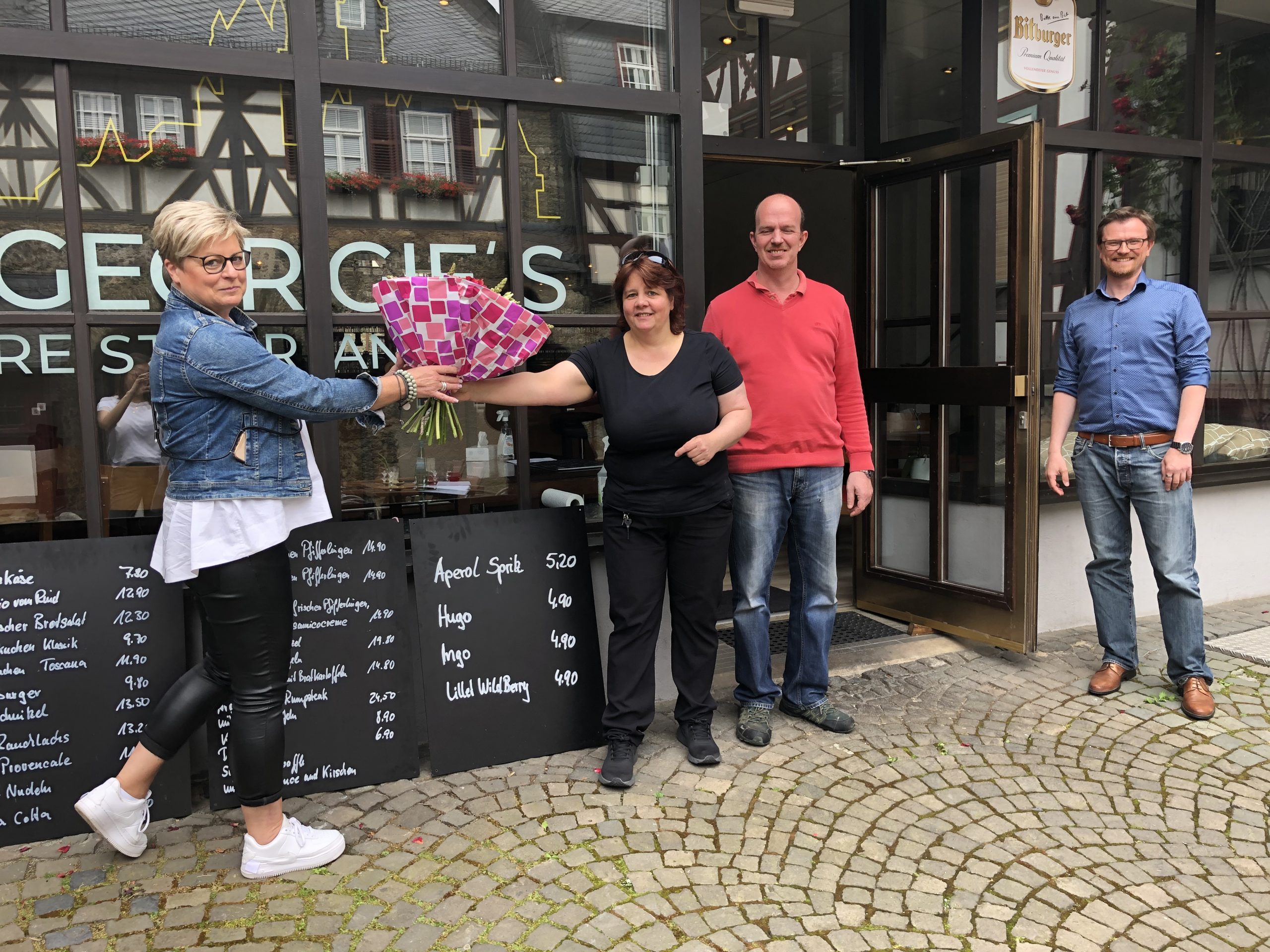 Regina Andermann und Philipp Borchardt wünschen den neuen Betreibern von Georgie's Restaurant - Peggy und Holger Tasch (Mitte) - alles Gute für die Zukunft. 